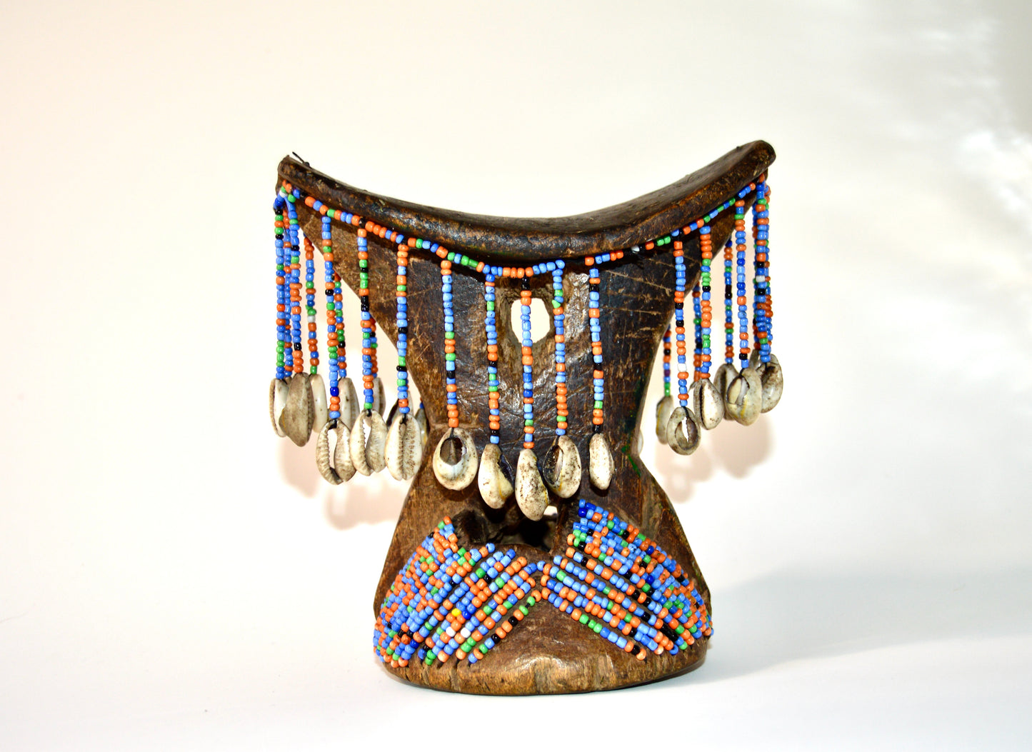 Reposacabeza  decorativo de madera